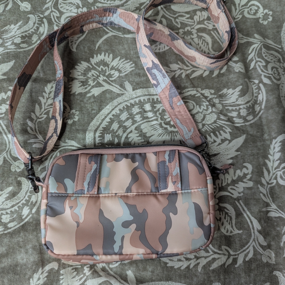 Lug Camo Rose Crossbody Bag - Picture 3 of 6